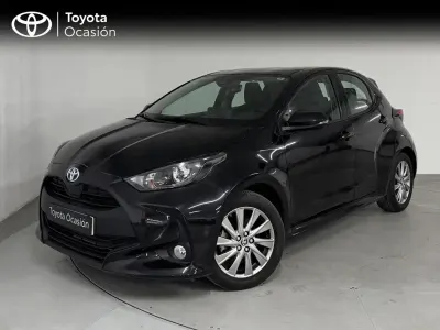 Usado Toyota Yaris Hybrid Active 116 CV (85 kW) 2024 Negro azabache Berlina