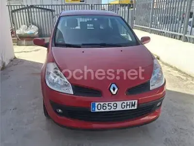 Usado Renault Clio II Authentique 75 CV (55 kW) 2008 Rojo Berlina