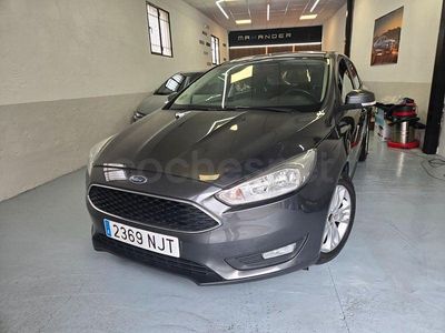 Usado Ford Focus Trend 100 CV (73 kW) 2016 Gris / plata Berlina