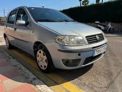 Usado Fiat Punto Dynamic 60 CV (44 kW) 2004 Azul Utilitario