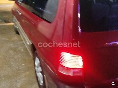 Usado Kia Carnival EX 150 CV (110 kW) 2005 Rojo Monovolumen