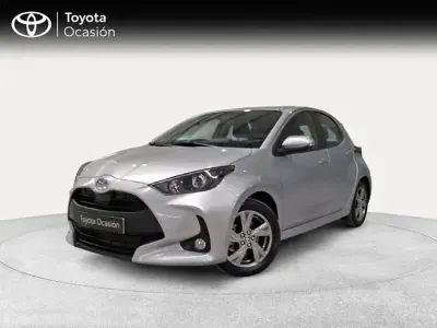 Begagnad Toyota Yaris Hybrid Active 116 HK (85 kW) 2025 Grå Sedan