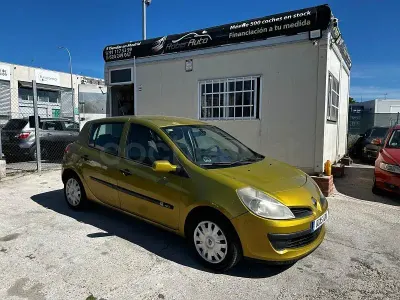Usado Renault Clio II Life 75 CV (55 kW) 2006 Amarillo Berlina