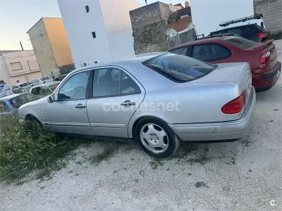 Usado Mercedes E240 Classic 170 CV (125 kW) 2000 Gris / plata Berlina