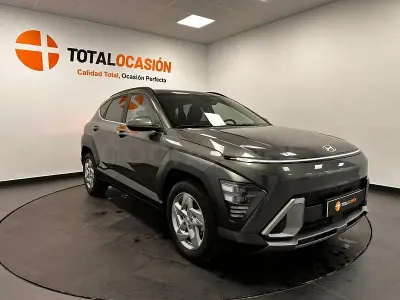 Usado Hyundai Kona 120 CV (88 kW) 2024 Gris / plata SUV