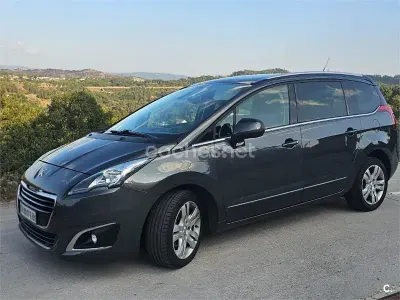 Usado Peugeot 5008 Access 120 CV (88 kW) 2016 Gris / plata Monovolumen