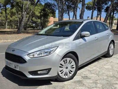 Usado Ford Focus Trend 120 CV (88 kW) 2016 Gris / plata Berlina