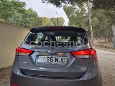 Usado Hyundai ix20 90 CV (66 kW) 2015 Gris / plata Utilitario