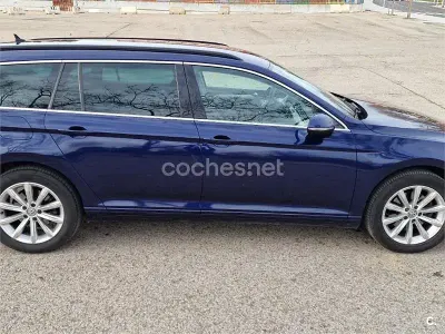 Usado VW Passat Advance 120 CV (88 kW) 2018 Azul Familiar