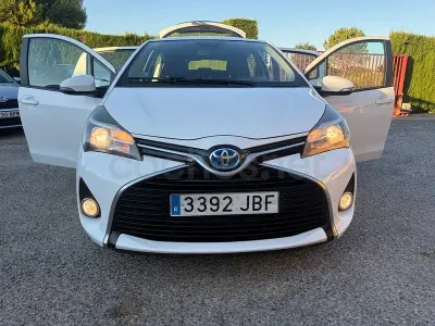 Usado Toyota Yaris Hybrid Active 100 CV (73 kW) 2015 Blanco Berlina