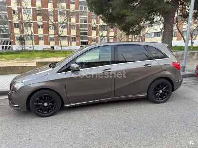 Usado Mercedes B180 109 CV (80 kW) 2012 Gris / plata Utilitario