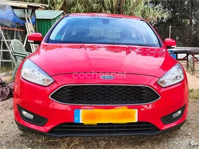 Usado Ford Focus Trend 125 CV (91 kW) 2016 Rojo Berlina