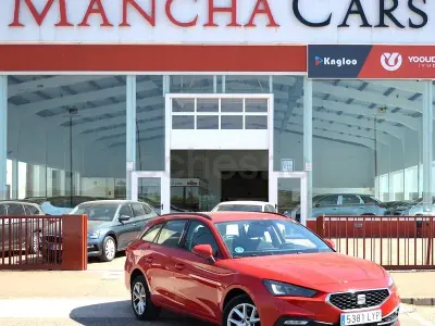 Usado Seat Leon Reference 115 CV (84 kW) 2022 Rojo Familiar