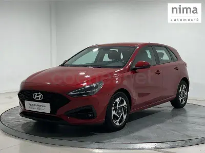 Usado Hyundai i30 100 CV (73 kW) 2025 Rojo Berlina