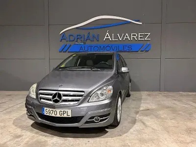 Usado Mercedes B180 109 CV (80 kW) 2010 Gris / plata Monovolumen