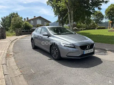 Usado Volvo V40 Momentum 122 CV (89 kW) 2018 Gris / plata Berlina