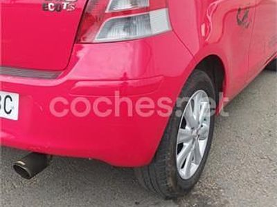 Usado Toyota Yaris Active 101 CV (74 kW) 2010 Rojo Berlina