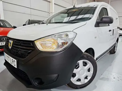 Usado Dacia Dokker Essentiel 109 CV (80 kW) 2021 Blanco Monovolumen