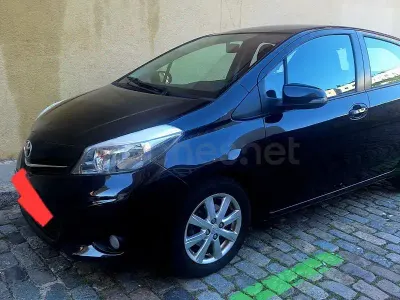 Usado Toyota Yaris Active 99 CV (72 kW) 2011 Negro Utilitario