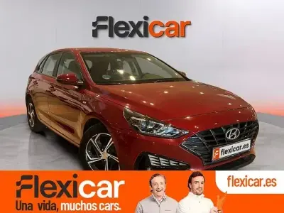 Usado Hyundai i30 120 CV (88 kW) 2021 Rojo Berlina