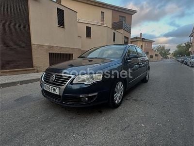 Usado VW Passat Highline 140 CV (102 kW) 2007 Azul Berlina