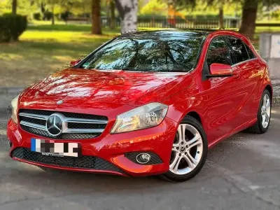 Usado Mercedes A180 Urban 122 CV (89 kW) 2013 Rojo Utilitario