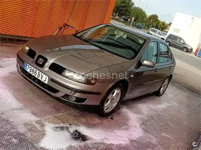 Usado Seat Leon 105 CV (77 kW) 2002 Marrón Utilitario