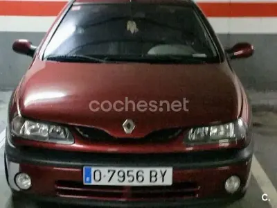 Usado Renault Laguna 100 CV (73 kW) 1998 Granate Berlina