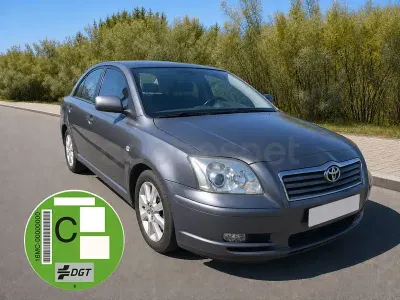 Usado Toyota Avensis Sol 129 CV (94 kW) 2005 Gris / plata Berlina