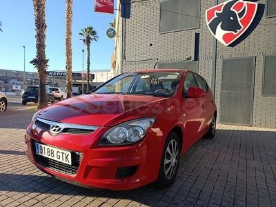 Usado Hyundai i30 Comfort 90 CV (66 kW) 2010 Rojo Berlina