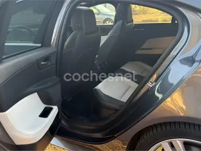 Usado Jaguar XE R-Sport 200 CV (147 kW) 2018 Gris / plata Berlina