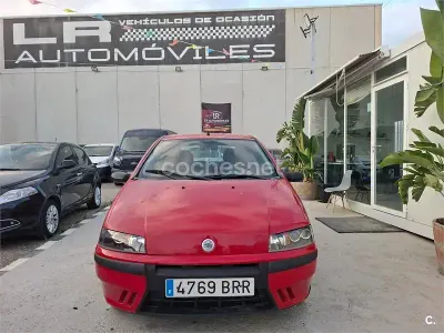 Usado Fiat Punto 60 CV (44 kW) 2001 Rojo Utilitario