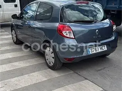Begagnad Renault Clio II Expression 75 HK (55 kW) 2011 Blå Sedan