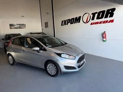 Usado Ford Fiesta Trend 95 CV (69 kW) 2015 Gris Utilitario