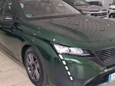 Usado Peugeot 308 Active 131 CV (96 kW) 2022 Kjr vert olivine Berlina