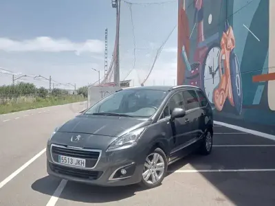 Käytetty Peugeot 5008 Allure 130 HP (95 kW) 2015 Harmaa Tila-auto