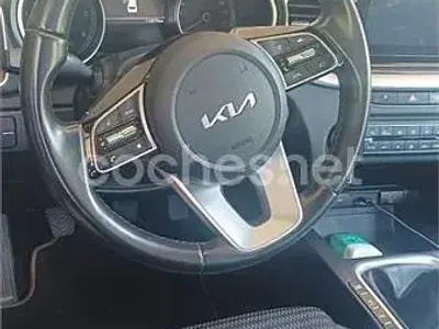 Usado Kia XCeed 136 CV (100 kW) 2022 Marrón SUV