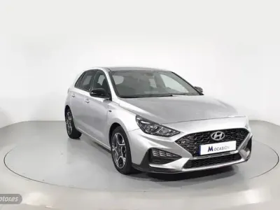 Usado Hyundai i30 N Line 120 CV (88 kW) 2023 Plateado Berlina