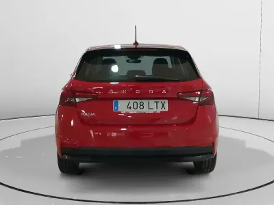 Usado Skoda Fabia 110 HP (80 kW) 2021 Vermelho Sedan