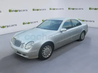 Usado Mercedes E240 Elegance 170 CV (125 kW) 2002 Gris / plata Berlina