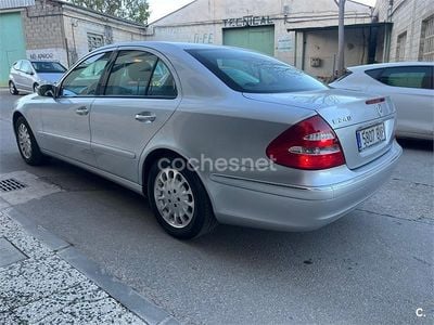 Usado Mercedes E240 Elegance 170 CV (125 kW) 2002 Gris / plata Berlina