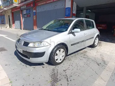 Usado Renault Mégane Authentique 100 CV (73 kW) 2005 Gris / plata Berlina