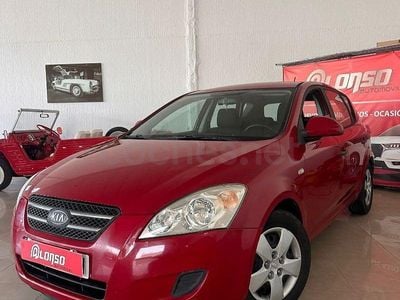 Używany Kia Ceed 109 KM (80 kW) 2008 Czerwony Hatchback