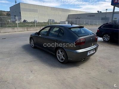 Usado Seat Leon 110 CV (80 kW) 2001 Gris / plata Utilitario