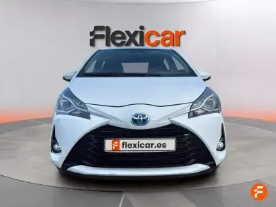 Usado Toyota Yaris Hybrid Active 100 CV (73 kW) 2019 Blanco Berlina