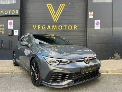 Usado VW Golf VIII GTI Clubsport 301 CV (221 kW) 2022 Gris / plata Berlina