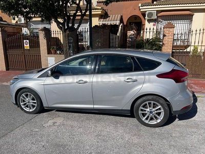 Usado Ford Focus Trend 125 CV (91 kW) 2015 Gris / plata Berlina