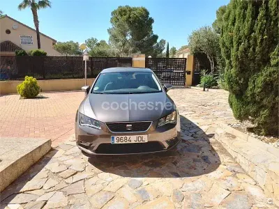 Usado Seat Leon Style 105 CV (77 kW) 2015 Gris / plata Berlina
