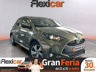 Verde Usado 2024 Toyota Yaris Hybrid Active Berlina | 20.490 € (Precio justo)