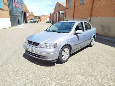 Usado Opel Astra Edition 100 CV (73 kW) 2002 Gris / plata Berlina